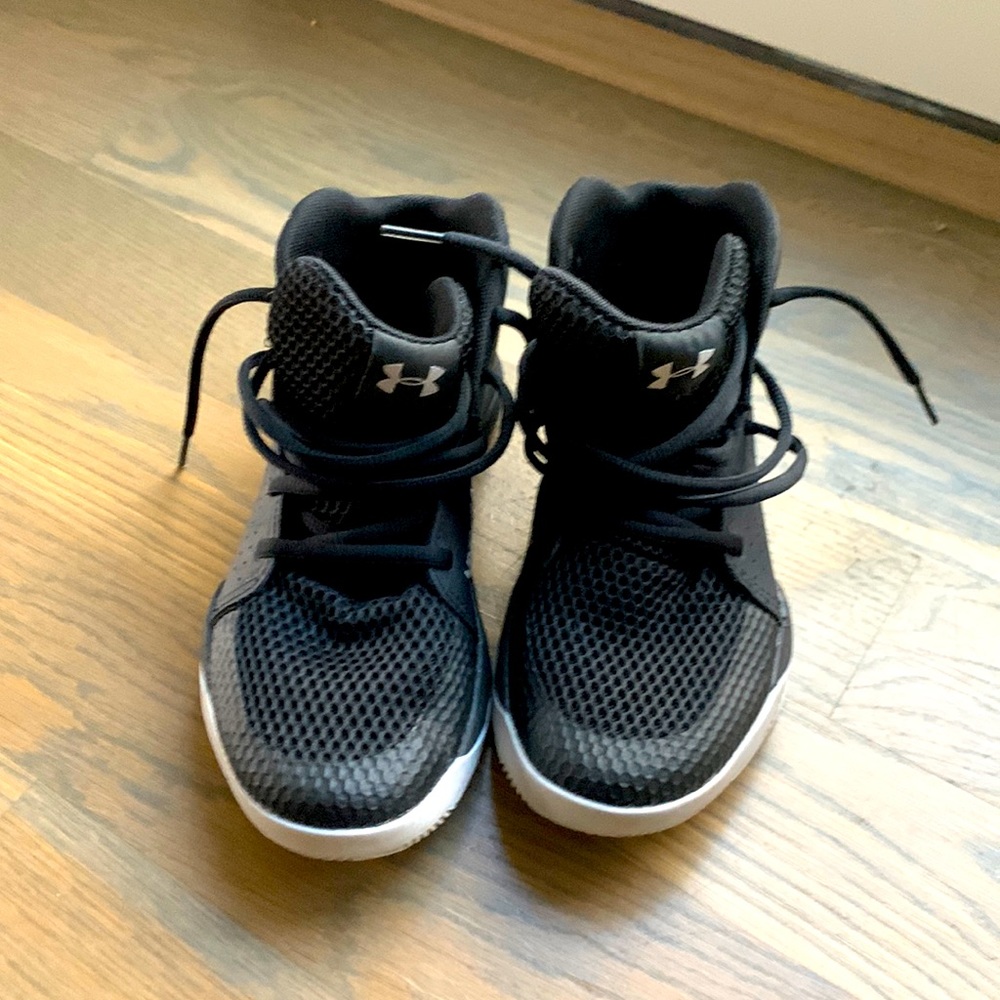 Like new boys Under Armour high top basketball shoes Size 4.5